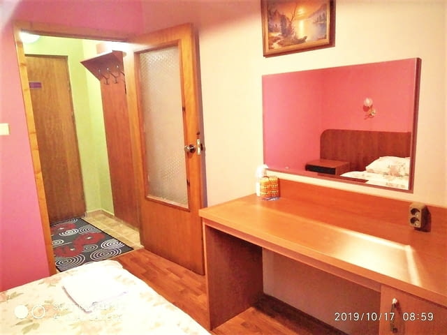 Единична стая за нощувки с отделен вход, собствена баня/WC, климатик, TV, Wi-Fi - снимка 4