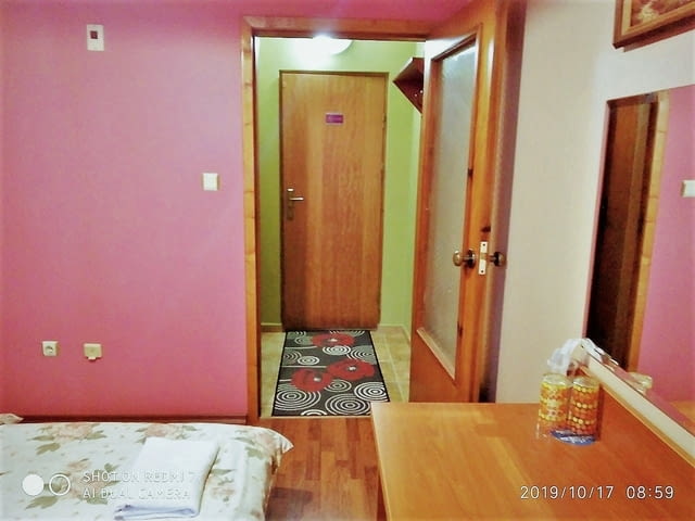Единична стая за нощувки с отделен вход, собствена баня/WC, климатик, TV, Wi-Fi - снимка 5