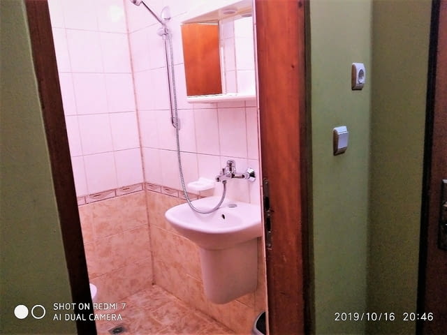 Единична стая за нощувки с отделен вход, собствена баня/WC, климатик, TV, Wi-Fi - снимка 7