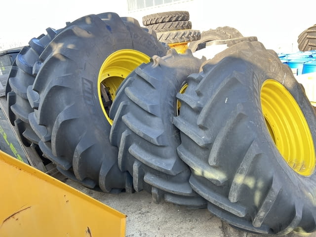 Комплект гуми Michelin и джанти John Deere за трактори John Deere 8-ма серия - снимка 1