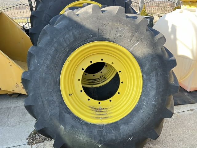 Комплект гуми Michelin и джанти John Deere за трактори John Deere 8-ма серия - снимка 2