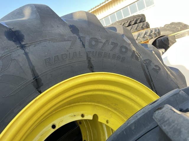 Комплект гуми Michelin и джанти John Deere за трактори John Deere 8-ма серия - снимка 3