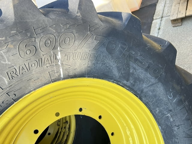 Комплект гуми Michelin и джанти John Deere за трактори John Deere 8-ма серия - снимка 4