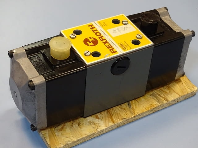 Хидравличен разпределител REXROTH 4WE10G10/AW220-50NZ4 hidraulic valve - снимка 1