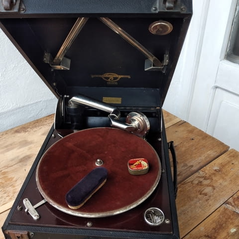 Продавам грамофон Друг, Друг - град Троян | Аудиосистеми - снимка 1