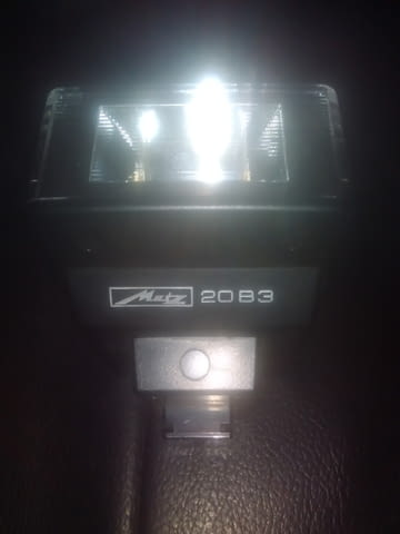Продавам класическа светкавица за фотоапарат Metz Mecablitz 20B3 - снимка 1
