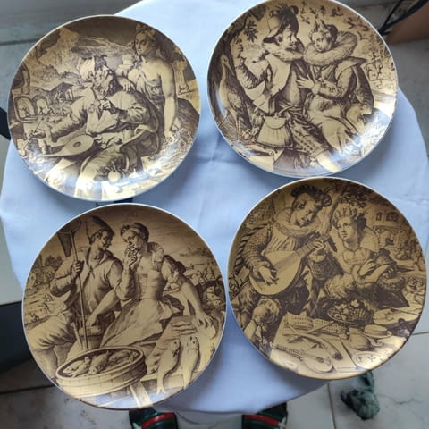 Серия от четири броя колекционерски чинии