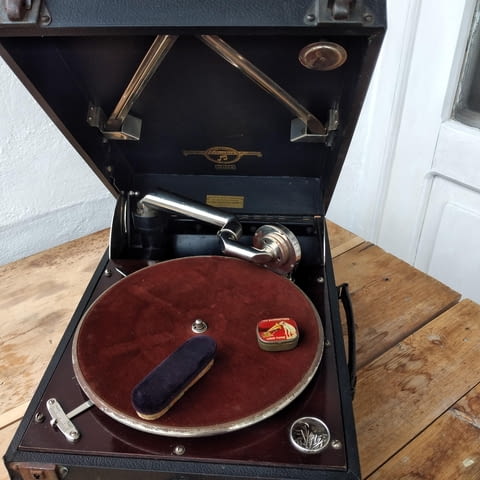 Продавам грамофон Друг - град Троян | Музикални Инструменти - снимка 1