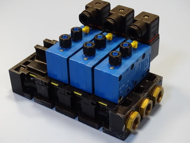 Пневматичен разпределител WABCO 572 740...0 24V DC, град Пловдив | Промишлено Оборудване - снимка 2