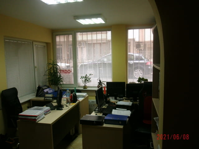 Продава партерен офис 100 кв.м. в Бургас-център 100 м2, Климатик, СОТ - град Бургас | Офиси - снимка 2