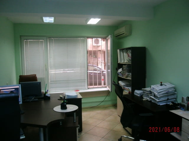 Продава партерен офис 100 кв.м. в Бургас-център 100 м2, Климатик, СОТ - град Бургас | Офиси - снимка 1