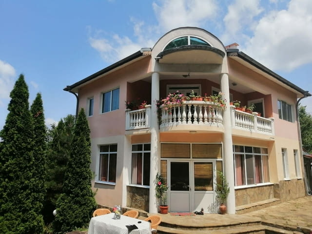 Двуетажна къща със снек - бар 2-етажна, Тухла, 180 м2 - град Горна Оряховица | Къщи / Вили - снимка 1