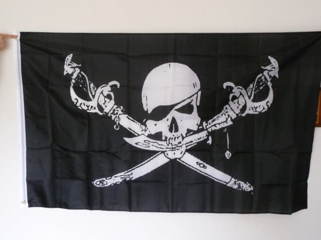 Пиратско знаме две саби и нож череп орнаменти абордаж флаг, град Радомир | Картини - снимка 1