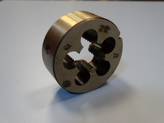 Плашка с метрична резба М22x2.5 mm HSS - град Пловдив | Инструменти - снимка 1