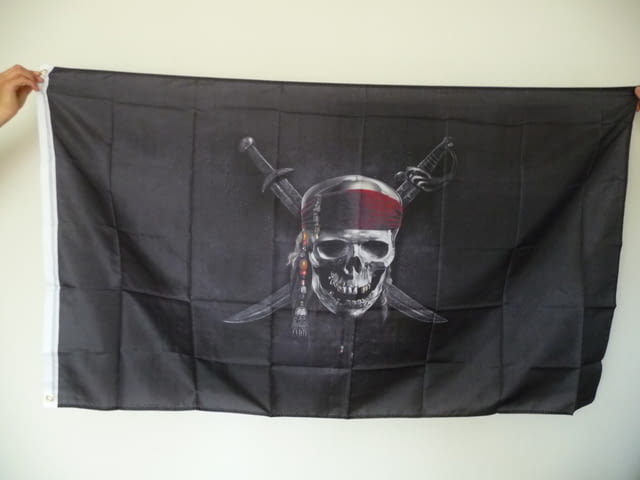 Пиратско знаме с черепи Карибски пирати абордаж кораби саби, град Радомир - снимка 1