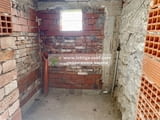 3639. Продава се Двуетажна къща с двор - за ремонт, на калкан, в кв. Каменни, Хасково.
