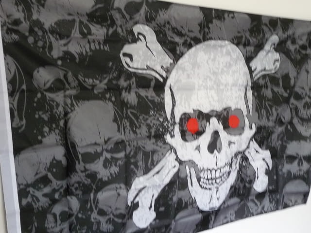 Пиратско знаме с черепи кости червени очи пират страшно ужас, град Радомир - снимка 2