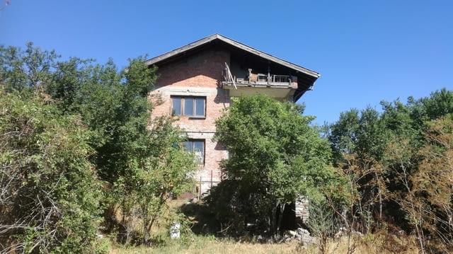 Продавам Къща с двор (УПИ) 1300 м2 в центъра на Ново село, Старозагорско - снимка 1