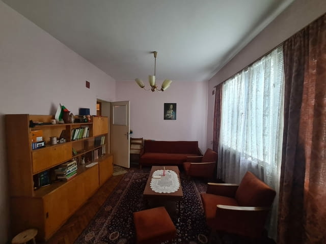 Тристаен апартамент в близост до У-ЩЕ ИВАН РИЛСКИ, град Хасково - снимка 1