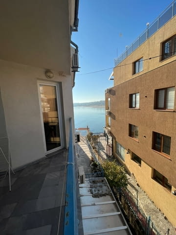 Двустаен апартамент на първа линия в Созопол на 3 метра от плажа Хармани - снимка 8