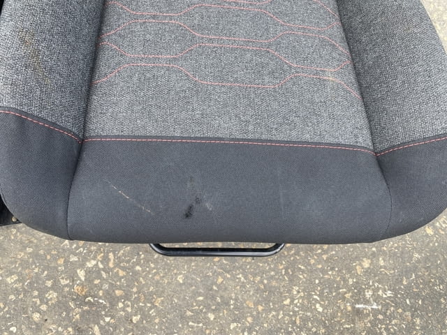 Предни седалки от Ситроен Ц3 Citroen C3, след 2016г., цена 400 лв, в автоморга Делев Моторс, между - снимка 2