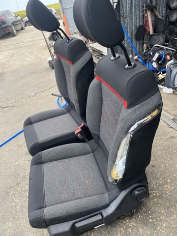 Предни седалки от Ситроен Ц3 Citroen C3, след 2016г., цена 400 лв, в автоморга Делев Моторс, между - снимка 3