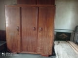 Старинен масивен трикрилен гардероб от орех