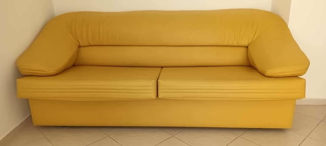 Продавам елегантен италиански кожен диван, почти не използванживея в чужбина - снимка 1