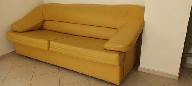 Продавам елегантен италиански кожен диван, почти не използванживея в чужбина - снимка 2