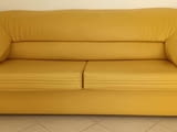Продавам елегантен италиански кожен диван, почти не използванживея в чужбина