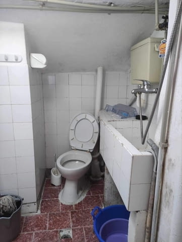 Давам под наем мансардна боксониера със самостоятелна баня и тоалетна напълно обзаведена на Сточна г - снимка 5