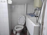 Давам под наем мансардна боксониера със самостоятелна баня и тоалетна напълно обзаведена на Сточна г