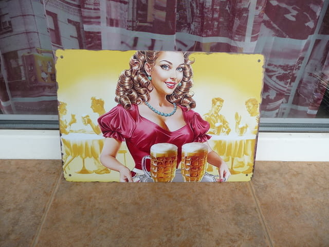 Метална табела бира хубава блондинка я предлага наздраве сервитьорка бар - снимка 1