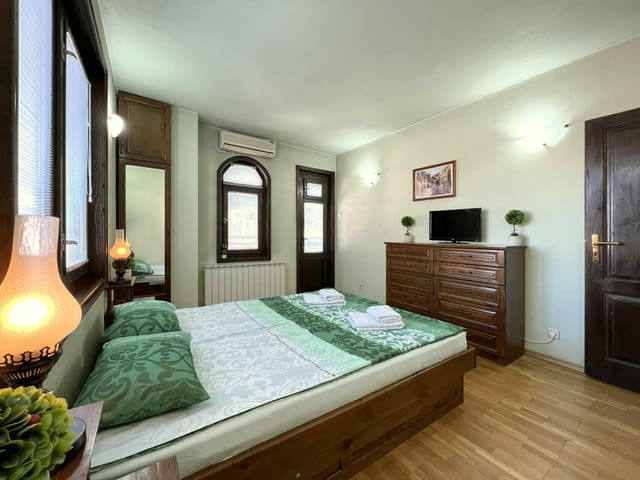 Цена на вечер - Уникален многостаен апартамент 2(3) спални в центъра! Чистота, комфорт и тишина! - снимка 3