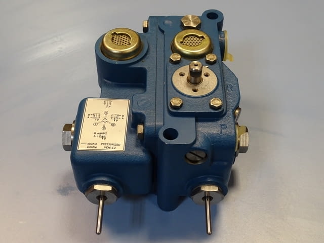 Пневматичен блок Rexroth Pneumatic 335 32 000 00 Pneumatic Pressure Reducing Station - снимка 1