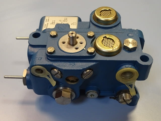 Пневматичен блок Rexroth Pneumatic 335 32 000 00 Pneumatic Pressure Reducing Station - снимка 2