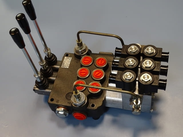 Хидравличен разпределител комбиниран "Бъдещност" 03Z80/VRP/3X/VRE 24VDC, 80L, 3 секции - снимка 1