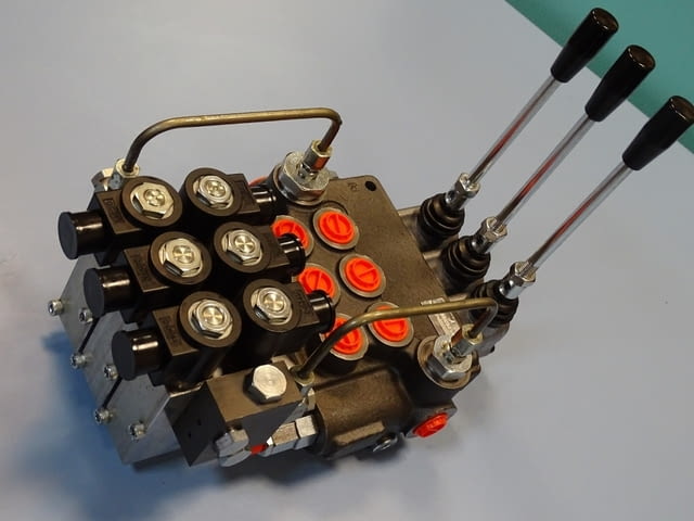 Хидравличен разпределител комбиниран "Бъдещност" 03Z80/VRP/3X/VRE 24VDC, 80L, 3 секции - снимка 2