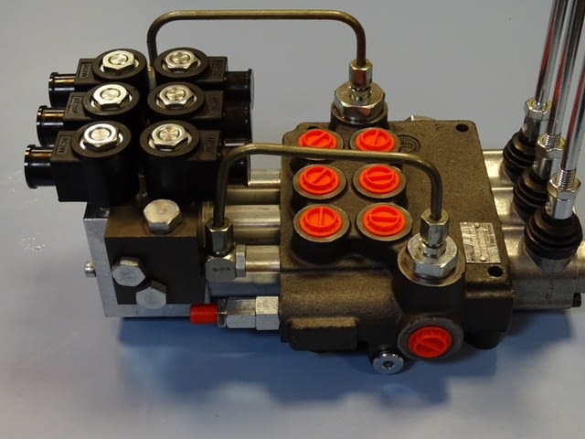 Хидравличен разпределител комбиниран "Бъдещност" 03Z80/VRP/3X/VRE 24VDC, 80L, 3 секции - снимка 4
