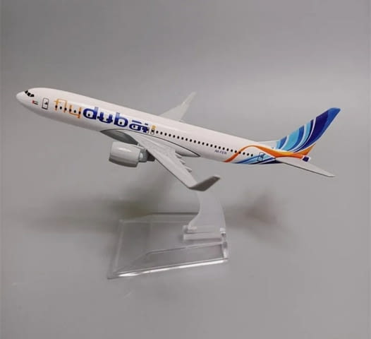 Бойнг 737 самолет Fly Dubai модел макет метален лайнер полет пътници багаж - снимка 1