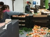 Жени за пакетиране на плодове в склад Мюнхен Германия