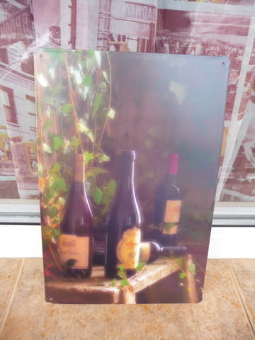 Метална табела вино бутилки червено бяло лоза грозде рафт изба винарна
