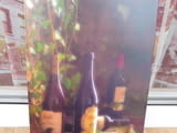 Метална табела вино бутилки червено бяло лоза грозде рафт изба винарна