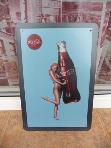 Метална табела Кока Кола Coca Cola бутилка момиче бански, град Радомир | Картини - снимка 1