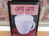 Метална табела кафе лате Caffe Latte с мляко чаша порцелан