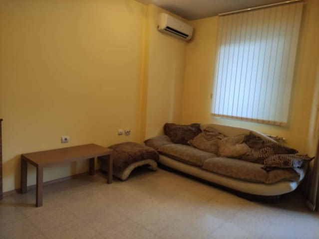 Давам под наем двустаен просторен луксозно обзаведен апартамент в супер центъра на град Пловдив- чет - снимка 2