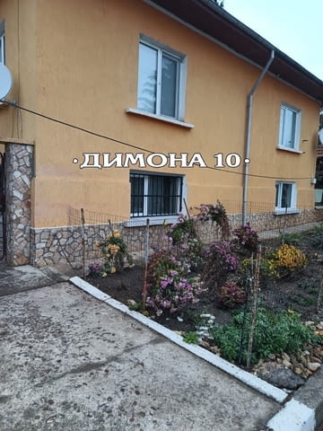 „ДИМОНА 10“ ООД продава масивна къща на два етажа в с. Просена