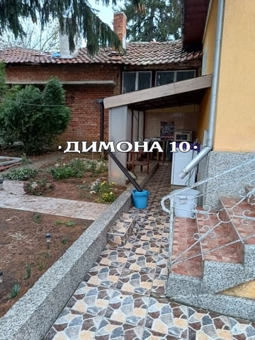„ДИМОНА 10“ ООД продава масивна къща на два етажа в с. Просена - снимка 2