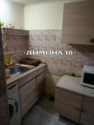 „ДИМОНА 10“ ООД продава масивна къща на два етажа в с. Просена - снимка 6