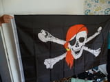 Пиратско знаме флаг шапка кораб корсар череп червена кърпа